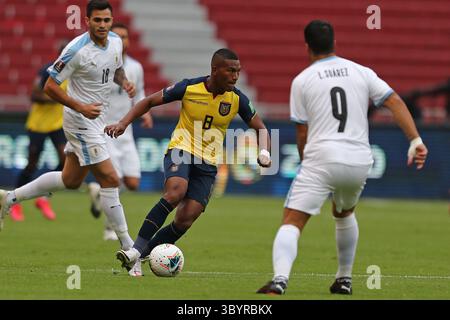13 octobre 2020, Quito, Equateur : L'Equateur Carlos Gruezo (l) en action contre l'Uruguay, lors d'un match pour les qualifications sud-américaines pour la Coupe du monde de la FIFA Qatar 2022, entre l'Equateur et l'Uruguay, au stade Liga Deportiva Universitaria, à Quito, Equateur, le 13 octobre 2020. (Crédit image : © Jose Jacome/POOL via ZUMA Press Wire) Banque D'Images