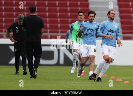 13 octobre 2020, Quito, Equateur : Diego Godin (C) de l'équipe d'Uruguay s'entraîne avec ses coéquipiers avant leur match pour les qualifications sud-américaines pour la Coupe du monde de la FIFA, Qatar 2022 contre l'équipe d'Equateur, au stade Liga Deportiva Universitaria, à Quito, Equateur, le 13 octobre 2020. (Crédit image : © Jose Jacome/POOL via ZUMA Press Wire) Banque D'Images