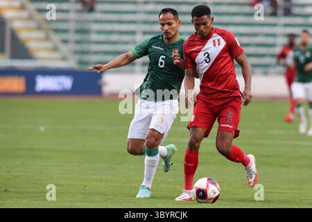 10 octobre 2021, la Paz, Bolivie : le bolivien Leonel Justiniano (l) en action contre le péruvien Marcos Lopez lors d'un match dans les qualifications sud-américaines pour la Coupe du monde Qatar 2022, au stade Hernando Siles à la Paz, Bolivie, le 10 octobre 2021. (Crédit image : © Martín Alipaz/POOL via ZUMA Press Wire) Banque D'Images