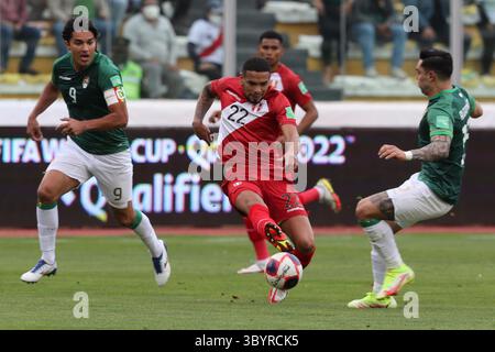 10 octobre 2021, la Paz, Bolivie : le bolivien Marcelo Martins (l) en action contre le péruvien Alexander Callens lors d'un match dans les qualifications sud-américaines pour la Coupe du monde Qatar 2022, au stade Hernando Siles à la Paz, Bolivie, le 10 octobre 2021. (Crédit image : © Martín Alipaz/POOL via ZUMA Press Wire) Banque D'Images