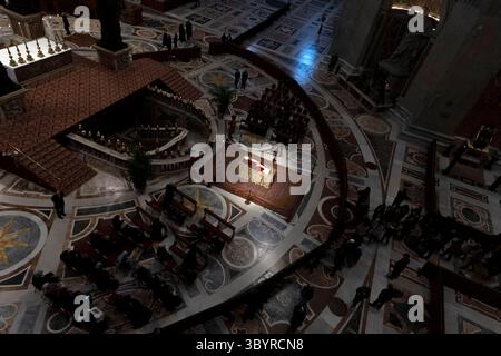 2 janvier 2023, CITÉ DU VATICAN, État de la Cité du Vatican (Saint-Siège : CIUDAD DEL VATICANO (VATICANO), 20/12/2023.- Vista general de la capilla ardiente del papa emérito Benedicto XVI (Joseph Ratzinger) en la Basílica de San Pedro del Vaticano, el 3 de enero. (Crédit image : © Massimo Percossi/POOL via ZUMA Press Wire) Banque D'Images