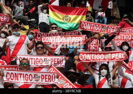 10 octobre 2021, la Paz, Bolivie : les fans encouragent leur équipe avant un match entre la Bolivie et le Pérou dans le cadre des qualifications sud-américaines pour la Coupe du monde Qatar 2022, au stade Hernando Siles à la Paz, Bolivie, le 10 octobre 2021. (Crédit image : © Martín Alipaz/POOL via ZUMA Press Wire) Banque D'Images