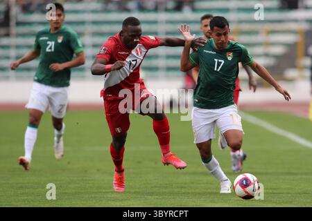 10 octobre 2021, la Paz, Bolivie : le bolivien Roberto Carlos Fernandez (R) en action contre le péruvien Luis Advincula lors d'un match dans les qualifications sud-américaines pour la Coupe du monde Qatar 2022, au stade Hernando Siles à la Paz, Bolivie, le 10 octobre 2021. (Crédit image : © Martín Alipaz/POOL via ZUMA Press Wire) Banque D'Images