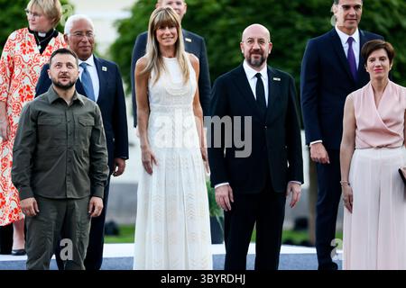 11 juillet 2023, VILNIUS, Lituanie : Vilnius (Lituanie), 11/07/2023.- le président ukrainien Volodymyr Zelensky (G), le premier ministre portugais Antonio Costa (2-d), Charles Michel (3-R), le président du Conseil européen, et son épouse Amélie Derbaudrenghien Michel (d), le premier ministre espagnol Pedro Sanchez (2-R) et son épouse Begona Gomez (C) participent à une photo de famille avant un dîner organisé par le président lituanien Lituanie, lors du sommet le 11 juillet 2023. Le Sommet de l'Organisation du Traité de l'Atlantique Nord (OTAN) se tiendra à Vilnius le 11 janvier Banque D'Images