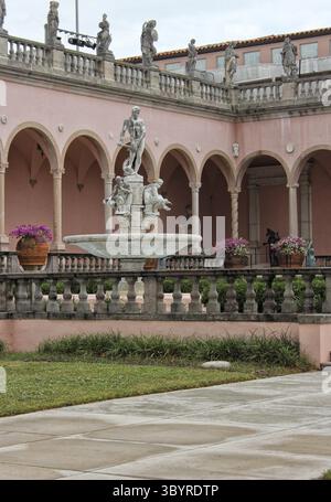 Sarasota FL - 5 novembre 2024 : Courtyard of Ringling Museum of Art situé à Sarasota en Floride Banque D'Images