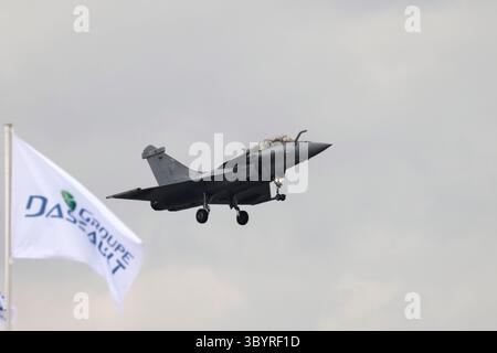 19 juin 2023, le Bourget, Seine-Saint-Denis, France : le Bourget (France), 19/06/2023.- Un chasseur multirôle français Dassault Rafale a décollé lors du salon International de l'aéronautique de Paris à l'aéroport de ParisñLe Bourget, au Bourget, France, le 19 juin 2023. Le président français Emmanuel Macron a assisté au salon aéronautique de Paris qui revient après une interruption de quatre ans. (Francia) (crédit image : © Ludovic Marin/POOL via ZUMA Press Wire) Banque D'Images