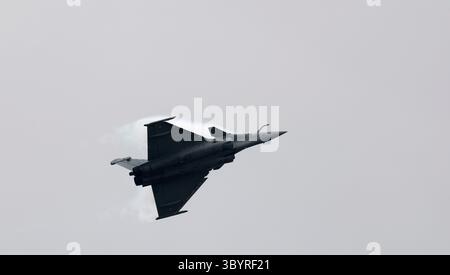 19 juin 2023, le Bourget, Seine-Saint-Denis, France : le Bourget (France), 19/06/2023.- Un chasseur multirôle français Dassault Rafale a décollé lors du salon International de l'aéronautique de Paris à l'aéroport de ParisñLe Bourget, au Bourget, France, le 19 juin 2023. Le président français Emmanuel Macron a assisté au salon aéronautique de Paris qui revient après une interruption de quatre ans. (Francia) (crédit image : © Ludovic Marin/POOL via ZUMA Press Wire) Banque D'Images