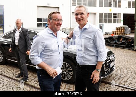 20 juin 2023, FLENSBURG, Schleswig-Holstein, Allemagne : Flensburg (Allemagne), 20/06/2023.- le secrétaire général de l'OTAN, Jens Stoltenberg (R), et le ministre allemand de la Défense, Boris Pistorius, sourient à leur arrivée à la FFG Flensburger Fahrzeugbau Gesellschaft à Flensburg, Allemagne, le 20 juin 2023 . FFG est une entreprise privée qui réhabilite les chars Leopard 1 qui sont donnés par les pays membres de l'OTAN à l'Ukraine. (Alemania, Ucrania) (crédit image : © Morris Macmatzen/POOL via ZUMA Press Wire) Banque D'Images