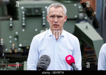 20 juin 2023, FLENSBURG, Schleswig-Holstein, Allemagne : Flensburg (Allemagne), 20/06/2023.- le Secrétaire général de l'OTAN, Jens Stoltenberg, s'adresse aux médias devant un char de déminage Wise à FFG Flensburger Fahrzeugbau Gesellschaft à Flensburg, Allemagne, le 20 juin 2023 . FFG est une entreprise privée qui réhabilite les chars Leopard 1 qui sont donnés par les pays membres de l'OTAN à l'Ukraine. (Alemania, Ucrania) (crédit image : © Morris Macmatzen/POOL via ZUMA Press Wire) Banque D'Images