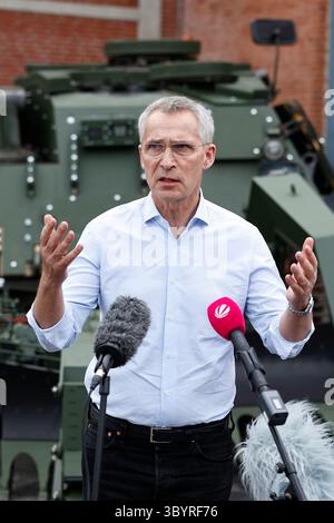20 juin 2023, FLENSBURG, Schleswig-Holstein, Allemagne : Flensburg (Allemagne), 20/06/2023.- le Secrétaire général de l'OTAN, Jens Stoltenberg, s'adresse aux médias devant un char de déminage Wise à FFG Flensburger Fahrzeugbau Gesellschaft à Flensburg, Allemagne, le 20 juin 2023 . FFG est une entreprise privée qui réhabilite les chars Leopard 1 qui sont donnés par les pays membres de l'OTAN à l'Ukraine. (Alemania, Ucrania) (crédit image : © Morris Macmatzen/POOL via ZUMA Press Wire) Banque D'Images