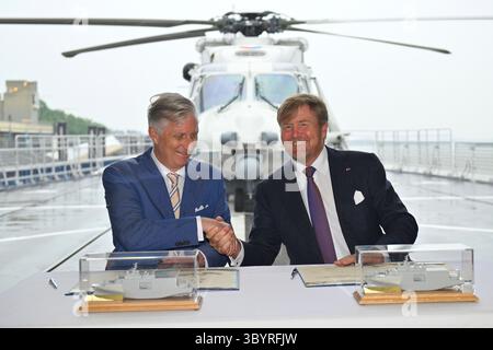 22 juin 2023, ANVERS, Belgique : Anvers (Belgique), 22/06/2023.- le roi Willem-Alexander des pays-Bas (l) et le roi Philippe de Belgique se serrent la main alors qu'ils visitent la frégate belge Louise-Marie à Anvers, Belgique, le 22 juin 2023. Couple royal néerlandais est en visite d'Etat en Belgique. (Bélgica, Países Bajos ; Holanda, Amberes) (image crédit : © Philip Reynaers/POOL via ZUMA Press Wire) Banque D'Images
