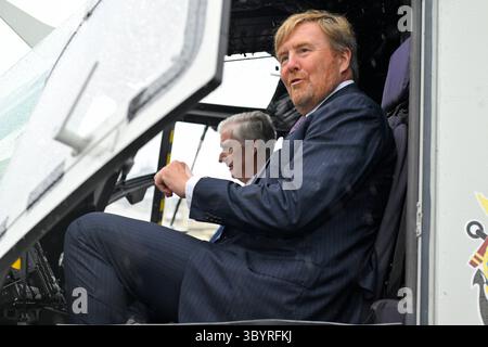 22 juin 2023, ANVERS, Belgique : Anvers (Belgique), 22/06/2023.- le roi Willem-Alexander des pays-Bas (devant) et le roi Philippe de Belgique visitent la frégate belge Louise-Marie à Anvers, Belgique, le 22 juin 2023. Couple royal néerlandais est en visite d'Etat en Belgique. (Bélgica, Países Bajos ; Holanda, Amberes) (image crédit : © Philip Reynaers/POOL via ZUMA Press Wire) Banque D'Images