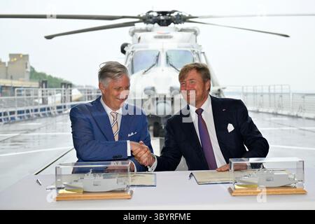 22 juin 2023, ANVERS, Belgique : Anvers (Belgique), 22/06/2023.- le roi Willem-Alexander des pays-Bas (l) et le roi Philippe de Belgique se serrent la main alors qu'ils visitent la frégate belge Louise-Marie à Anvers, Belgique, le 22 juin 2023. Couple royal néerlandais est en visite d'Etat en Belgique. (Bélgica, Países Bajos ; Holanda, Amberes) (image crédit : © Philip Reynaers/POOL via ZUMA Press Wire) Banque D'Images