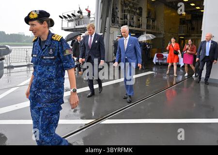 22 juin 2023, ANVERS, Belgique : Anvers (Belgique), 22/06/2023.- le roi Willem-Alexander des pays-Bas (l) et le roi Philippe de Belgique visitent la frégate belge Louise-Marie à Anvers, Belgique, le 22 juin 2023. Couple royal néerlandais est en visite d'Etat en Belgique. (Bélgica, Países Bajos ; Holanda, Amberes) (image crédit : © Philip Reynaers/POOL via ZUMA Press Wire) Banque D'Images
