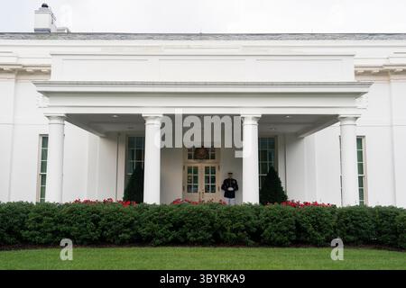5 juillet 2023, Washington, District of Columbia, États-Unis : Washington (États-Unis), 05/07/2023.- Un Marine américain se tient à l'extérieur de l'aile ouest de la Maison Blanche, indiquant que le président américain est à l'intérieur, à Washington, DC, États-Unis, 05 juillet 2023. (Estados Unidos) (crédit image : © Chris Kleponis/POOL via ZUMA Press Wire) Banque D'Images