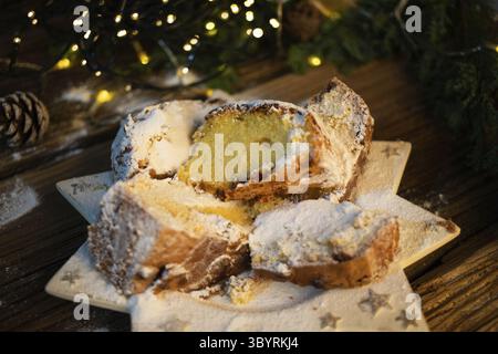 Biscuits de Noël festifs sur une table en bois Banque D'Images
