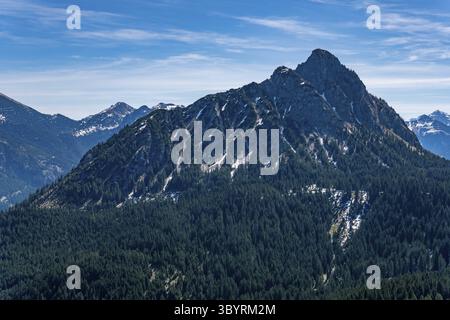 Une randonnée tranquille de Zoeblen Zugspitzblick à Schoenkahler dans la belle vallée de Tannheimer Banque D'Images