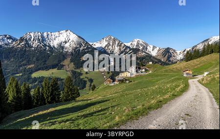 Une randonnée tranquille de Zoeblen Zugspitzblick à Schoenkahler dans la belle vallée de Tannheimer Banque D'Images