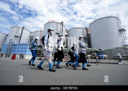 27 août 2023, Futaba, Japon : Futaba (Japon), 27/08/2023.- des journalistes étrangers sont guidés avec des réservoirs contenant des eaux usées radioactives traitées, qui font partie de l'installation de rejet d'eau radioactive traitée en mer de la centrale nucléaire Fukushima Daiichi, exploitée par Tokyo Electric Power Company Holdings, également connue sous le nom de TEPCO, dans la ville d'Okuma, au nord-est du Japon, le 27 août 2023. Le 24 août, en début d'après-midi, l'exploitant de la centrale Tokyo Electric Power Company Holdings Inc (TEPCO) a commencé à déverser dans le PAC les eaux radioactives traitées de la centrale nucléaire de Fukushima Banque D'Images