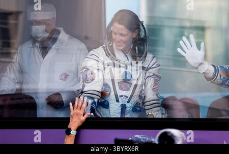 15 septembre 2023, BAÏKONOUR, Kazakhstan : Baïkonour (Kazakhstan), 15/09/2023.- L'astronaute de la NASA Loral O'Hara réagit dans le bus juste avant le départ pour la rampe de lancement du cosmodrome de Baïkonour, au Kazakhstan, le 15 septembre 2023. Les membres de l'équipage de l'expédition 70-71 Roscosmos, les cosmonautes Oleg Kononenko, Nikolai Chub et l'astronaute de la NASA Loral O'Hara, doivent faire un décollage à bord du Soyouz MS-24 vers la Station spatiale internationale (ISS) le 15 septembre 2023. (Kazajstán, Roma) (crédit image : © Maxim Shemetov/POOL via ZUMA Press Wire) Banque D'Images