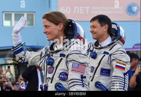 15 septembre 2023, BAÏKONOUR, Kazakhstan : Baïkonour (Kazakhstan), 15/09/2023.- L'astronaute américain de la NASA Loral O'ÄôHara (l) et le cosmonaute russe Roscosmos Oleg Kononenko, membres de l'équipage principal de l'expédition 70-71 de la Station spatiale internationale (ISS), font une vague lors des préparatifs de pré-lancement dans le cosmodrome loué par la Russie de Baïkonour au Kazakhstan, le 15 septembre 2023. Le trio composé de l'astronaute américain de la NASA Loral O'ÄôHara, des cosmonautes russes de Roscosmos Oleg Kononenko et Nikolai Chub devrait effectuer un lancement à bord de leur vaisseau Soyouz MS-24 plus tard le 15 septembre. (Kazajstán, Rusia, Roma) (crédit image : © Vyacheslav OS Banque D'Images