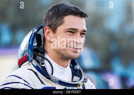 15 septembre 2023, BAÏKONOUR, Kazakhstan : Baïkonour (Kazakhstan), 15/09/2023.- le cosmonaute Nikolai Chub de Roscosmos regarde avant le départ pour la rampe de lancement du cosmodrome de Baïkonour, au Kazakhstan, le 15 septembre 2023. Les membres de l'équipage de l'expédition 70-71 Roscosmos, les cosmonautes Oleg Kononenko, Nikolai Chub et l'astronaute de la NASA Loral O'Hara, doivent faire un décollage à bord du Soyouz MS-24 vers la Station spatiale internationale (ISS) le 15 septembre 2023. (Kazajstán, Roma) (crédit image : © Maxim Shemetov/POOL via ZUMA Press Wire) Banque D'Images