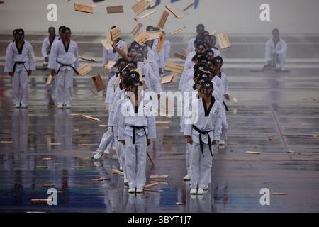 26 septembre 2023, SEONGNAM, Corée du Sud : Seongnam (Corée du Sud), 26/09/2023.- des soldats sud-coréens font une démonstration de leurs compétences dans l'art martial traditionnel coréen du taekwondo lors d'une célébration marquant le 75e anniversaire de la Journée des forces armées coréennes à Seongnam, Corée du Sud, 26 septembre 2023. (Corea del sur) (crédit image : © Kim Hong-Ji/POOL via ZUMA Press Wire) Banque D'Images