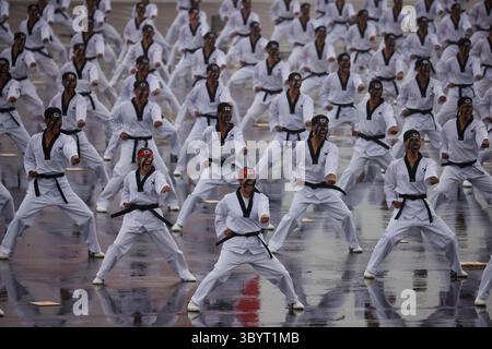26 septembre 2023, SEONGNAM, Corée du Sud : Seongnam (Corée du Sud), 26/09/2023.- des soldats sud-coréens font une démonstration de leurs compétences dans l'art martial traditionnel coréen du taekwondo lors d'une célébration marquant le 75e anniversaire de la Journée des forces armées coréennes à Seongnam, Corée du Sud, 26 septembre 2023. (Corea del sur) (crédit image : © Kim Hong-Ji/POOL via ZUMA Press Wire) Banque D'Images