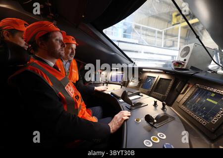 6 octobre 2023, Paris, France : Paris (France), 06/10/2023.- le ministre adjoint français des Transports Clement Beaune (l) est assis à bord d'un TGV 'InOui' 2025, une nouvelle génération du TGV à grande vitesse conduit par la compagnie ferroviaire française SNCF et le géant français de l'ingénierie Alstom sur les installations du Technicentre Sud est européen (TSEE) à Paris, France, le 06 octobre 2023. Le nouveau TGV M est un train de voyageurs à grande vitesse qui offre 100 sièges supplémentaires et des émissions de CO2 plus faibles que les modèles précédents. Le nouveau train, qui sera déployé sur les chemins de fer français à partir de 2025, est le fruit d'une collaboration entre SNCF Vo Banque D'Images