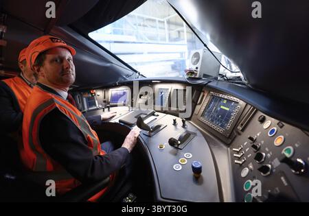 6 octobre 2023, Paris, France : Paris (France), 06/10/2023.- le ministre adjoint français des Transports Clement Beaune est assis à bord d'un TGV 'InOui' 2025, une nouvelle génération du TGV à grande vitesse piloté par la compagnie ferroviaire française SNCF et le géant français de l'ingénierie Alstom sur les installations du Technicentre Sud est européen (TSEE) à Paris, France, le 06 octobre 2023. Le nouveau TGV M est un train de voyageurs à grande vitesse qui offre 100 sièges supplémentaires et des émissions de CO2 plus faibles que les modèles précédents. Le nouveau train, qui sera déployé sur les chemins de fer français à partir de 2025, est le fruit d'une collaboration entre SNCF voyage Banque D'Images