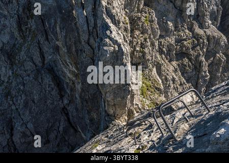 Visite de montagne difficile via la via ferrata de Mindelheim depuis Mittelberg Kleinwalsertal dans les Alpes Allgau Banque D'Images