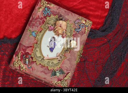 Livre antique de l'époque victorienne avec pierres précieuses colorées ajouté. Livre de contes de fées effrayant avec Scorpion et Bat Banque D'Images