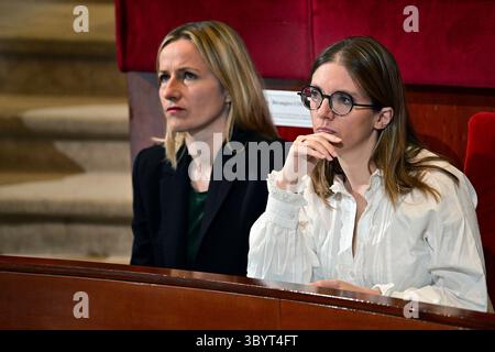 16 octobre 2023, Paris, France : Paris (France), 16/10/2023.- la ministre française de la solidarité Aurore Berge (R) et la ministre française de l'égalité des genres Berangere Couillard (l) assistent à une conférence sociale avec les syndicats et les employeurs au Conseil économique, social et environnemental (CESE - Conseil économique, social et environnemental) à Paris, France, le 16 octobre 2023. La conférence sociale se concentre sur les bas salaires, dans un contexte de forte inflation et de divergences d'opinion avec les partenaires sociaux sur d'autres questions. (Francia) (crédit image : © Miguel Medina/POOL via ZUMA Press Wir Banque D'Images