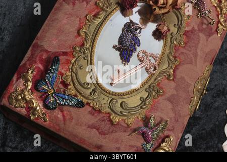 Livre antique avec pierres précieuses colorées et miroir. Livre romantique Fairy Tale Banque D'Images