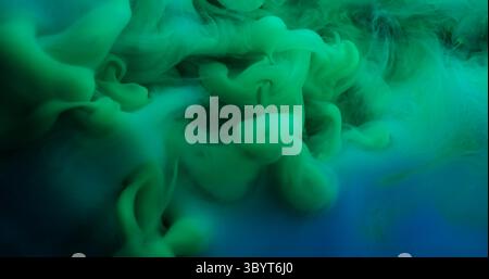 Vapeur de nuage. Mélange d'encre. Flou vert flou flou d'eau écoulement tourbillonnant texture de smog acrylique sur fond noir foncé abstrait. Banque D'Images