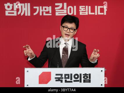 26 décembre 2023, SÉOUL, Corée, République de : Séoul (Corée, République de), 26/12/2023.- L'ancien ministre de la Justice Han Dong-hoon prononce un discours lors de sa cérémonie inaugurale en tant que chef intérimaire du Parti du pouvoir populaire (PPP) au pouvoir au siège du PPP à Séoul, Corée du Sud, le 26 décembre 2023. (Corea del sur, Seúl) (crédit image : © Yonhap/POOL via ZUMA Press Wire) Banque D'Images