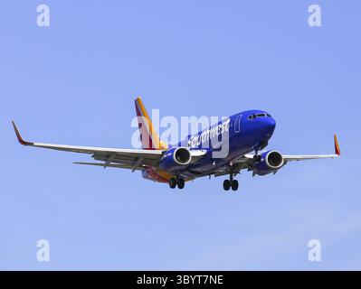 Los Angeles, États-Unis - 30 mai 2015 : un avion de Sothwest Airlines atterrissant à l'aéroport international de Los Angeles, Los Angeles, États-Unis Banque D'Images