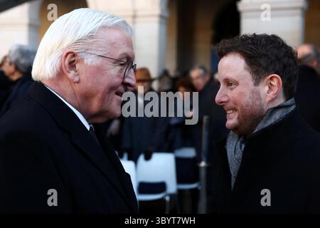 5 janvier 2024, PARIS, France : Paris (France), 05/01/2024.- le président allemand Frank-Walter Steinmeier (à gauche) s'entretient avec le ministre français des Transports Clément Beaune avant une cérémonie nationale d'hommage au regretté homme politique français et ancien président de la Commission européenne Jacques Delors dans la cour de l'Hôtel des Invalides à Paris, France, le 05 janvier 2024. L'ancien président de la Commission européenne et architecte de l'UE moderne est décédé à l'âge de 98 ans, a annoncé sa famille le 27 décembre 2023. (Francia, Alemania) (crédit image : © Stephanie Lecocq/POOL via ZUMA Press Wire) Banque D'Images
