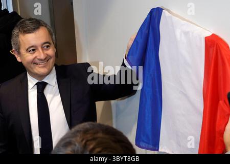 15 janvier 2024, Saint-Denis, Seine-Saint-Denis, France : Saint-denis (France), 15/01/2024.- le ministre français de l'intérieur Gerald Darmanin dévoile une plaque lors de l'inauguration du siège de la sous-préfecture de Saint-Denis, en prévision d'une réunion sur les Jeux Olympiques de Paris, à Saint-Denis, au nord de Paris, le 15 janvier 2024. Les Jeux olympiques de Paris se dérouleront du 26 juillet au 11 août. (Francia) (crédit image : © Geoffroy Van Der Hasselt/POOL via ZUMA Press Wire) Banque D'Images