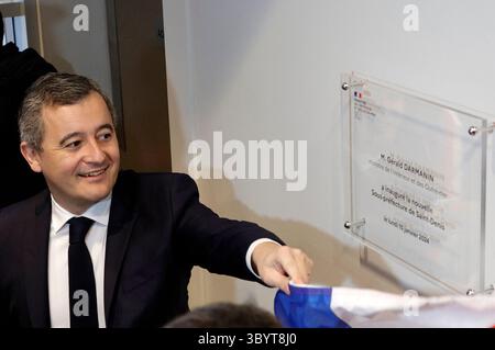 15 janvier 2024, Saint-Denis, Seine-Saint-Denis, France : Saint-denis (France), 15/01/2024.- le ministre français de l'intérieur Gerald Darmanin dévoile une plaque lors de l'inauguration du siège de la sous-préfecture de Saint-Denis, en prévision d'une réunion sur les Jeux Olympiques de Paris, à Saint-Denis, au nord de Paris, le 15 janvier 2024. Les Jeux olympiques de Paris se dérouleront du 26 juillet au 11 août. (Francia) (crédit image : © Geoffroy Van Der Hasselt/POOL via ZUMA Press Wire) Banque D'Images