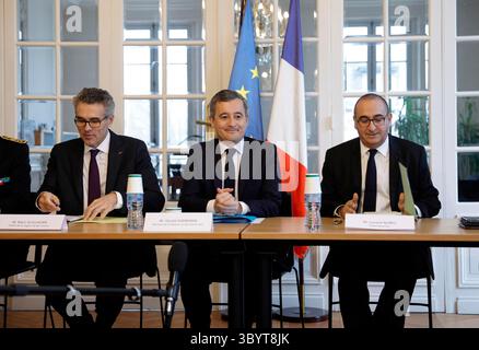 15 janvier 2024, Saint-Denis, Seine-Saint-Denis, France : Saint-denis (France), 15/01/2024.- le ministre français de l'intérieur Gerald Darmanin (C), le préfet de police de Paris Laurent Nunez (R) et le préfet de la région Ile-de-France Marc Guillaume (G) assistent à une réunion sur les Jeux Olympiques de Paris, au siège de la sous-préfecture de Saint-Denis, à Saint-Denis, au nord de Paris, le 15 janvier 2024. Les Jeux olympiques de Paris se dérouleront du 26 juillet au 11 août. (Francia) (crédit image : © Geoffroy Van Der Hasselt/POOL via ZUMA Press Wire) Banque D'Images