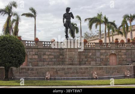 Sarasota FL - 5 novembre 2024 : cour du musée d'art de Ringling avec les dommages causés par l'ouragan Milton situé à Sarasota FL Banque D'Images