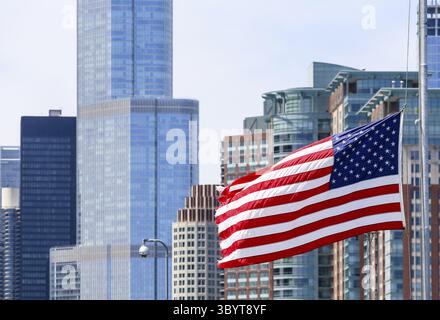 Chicago, États-Unis - 24 mai 2014 : le drapeau américain agite devant une partie de la Skyline de Chicago, y compris la Trump Tower, Chicago, États-Unis Banque D'Images