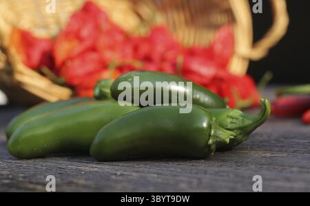 Jalapeno et Cayenne Peppers sur le marché rural local Banque D'Images
