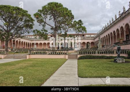 Sarasota FL - 5 novembre 2024 : cour du musée d'art de Ringling avec les dommages causés par l'ouragan Milton situé à Sarasota FL Banque D'Images