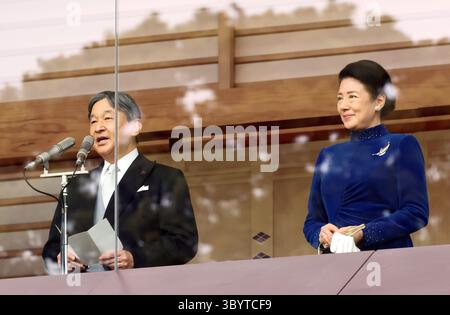 23 février 2024, Tokyo, Tokyo, Japon : Tokyo (Japon), 23/02/2024.- L'empereur japonais Naruhito s'adresse à ses proches aux côtés de l'impératrice Masako depuis le balcon du Palais impérial de Tokyo, Japon 23 février 2024. L'empereur Naruhito semble saluer le public à son 64e anniversaire, flanqué par l'impératrice Masako et d'autres membres de la famille royale japonaise. (Japón, Tokio) (crédit image : © Yoshikazu Tsuno/POOL via ZUMA Press Wire) Banque D'Images