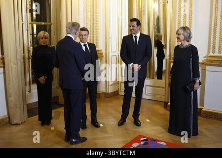 27 février 2024, Paris, France : Paris (France), 27/02/2024.- le président français Emmanuel Macron (C), la première dame française Brigitte Macron (G) et l'émir qatari Cheikh Tamim bin Hamad Al Thani (2-R) saluent le PDG de LVMH Bernard Arnault et son épouse la pianiste française Helene Mercier-Arnault lors de la cérémonie d'entrée au Palais de l'Élysée avant un dîner officiel en marge de la visite d'État de l'émir qatari à Paris, France, le 27 février 2024. (Francia, Catar) (crédit image : © Yoan Valat/POOL via ZUMA Press Wire) Banque D'Images