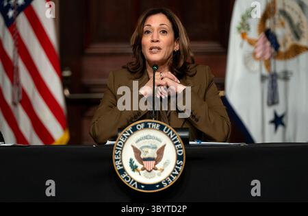 27 février 2024, Washington, D.C, États-Unis : Washington (États-Unis), 27/02/2024.- le vice-président américain Kamala Harris prononce un discours sur la lutte pour le droit de vote, annonçant des mesures pour s'assurer que les Américains ont les informations dont ils ont besoin pour voter, dans la salle des traités indiens de la Maison Blanche à Washington, DC, États-Unis, 27 février 2024. La vice-présidente Harris organise sa deuxième réunion de la nouvelle année avec des dirigeants en première ligne de la protection du droit de vote. (Crédit image : © Leigh Vogel/POOL via ZUMA Press Wire) Banque D'Images