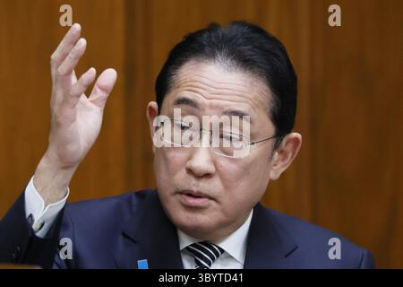 28 février 2024, Tokyo, Tokyo, Japon : Tokyo (Japon), 28/02/2024.- le premier ministre japonais Fumio Kishida lève la main pour avoir répondu à une question lors de l'audition du comité d'éthique politique de la Chambre basse sur le scandale financier du Parti libéral démocrate au pouvoir à Tokyo, Japon, le 29 février 2024. Kishida s'est excusé lors d'une audition au Conseil délibératif d'éthique politique de la Chambre des représentants pour un scandale d'argent impliquant des factions de son parti libéral démocrate au pouvoir. Il a dit que le parti envisagerait comment tenir les législateurs responsables des fonds politiques de leurs comptables Banque D'Images
