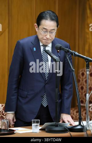 28 février 2024, Tokyo, Tokyo, Japon : Tokyo (Japon), 28/02/2024.- le premier ministre japonais Fumio Kishida présente ses excuses lors de l'audition du comité d'éthique politique de la Chambre basse sur le scandale financier du Parti libéral démocrate au pouvoir à Tokyo, Japon, le 29 février 2024. Kishida s'est excusé lors d'une audition au Conseil délibératif d'éthique politique de la Chambre des représentants pour un scandale d'argent impliquant des factions de son parti libéral démocrate au pouvoir. Il a dit que le parti examinera comment tenir les législateurs responsables des violations de la loi de contrôle des fonds politiques de leurs comptables. (Japó Banque D'Images